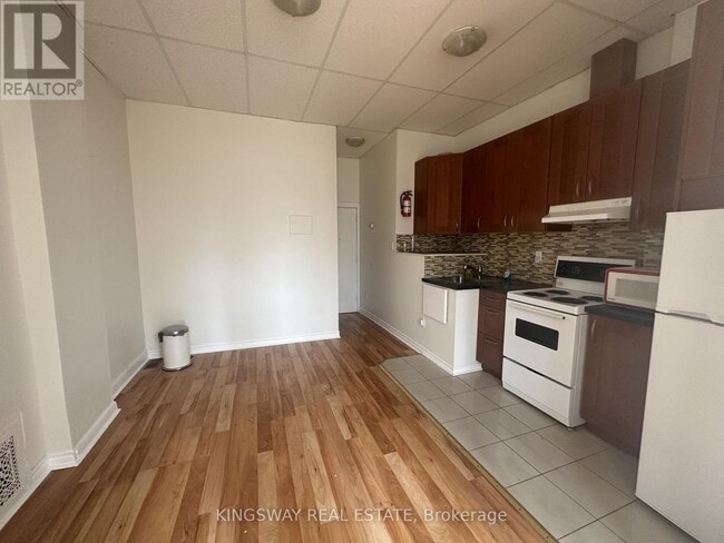 Photo - 1504 Queen St W