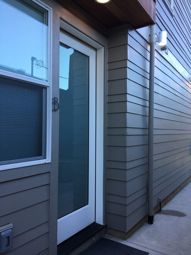 Private Entry - 1610 N Emerson St Unit B