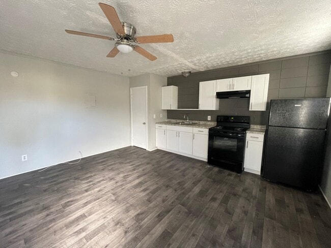 Photo - French Courtyard