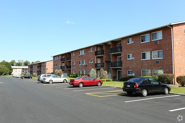 Parking - Fairmount Park Apartments