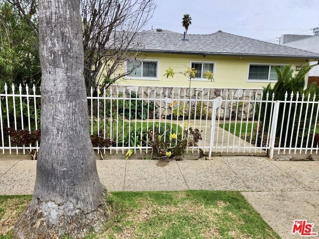 Photo - 947 Victoria Ave