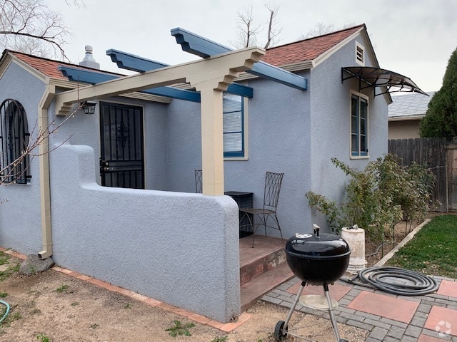 Front porch, enclosed yard, off street parking on long driveway. - 412 Carlisle Blvd NE Rental