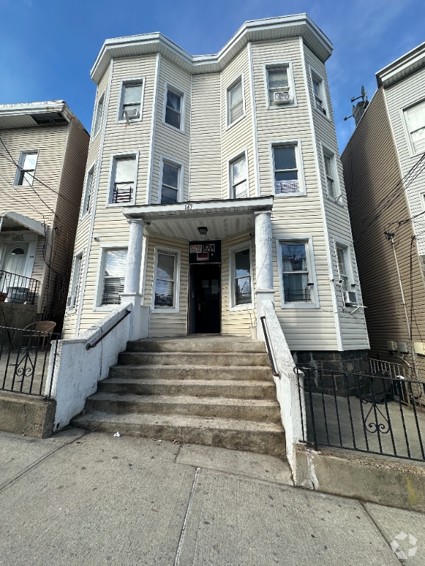 Building Photo - 147 Beech St Rental