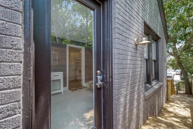 Photo - 415 Fairbanks St Unidad Garage