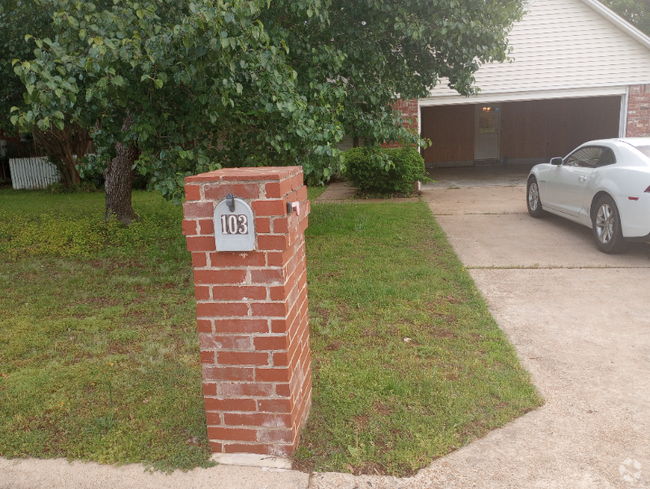 Building Photo - 103 Live Oak Dr Rental
