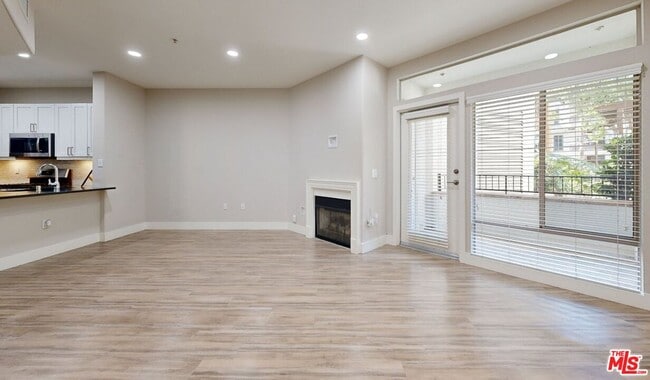 Building Photo - 6280 W 3rd St Unit 4-306 Rental