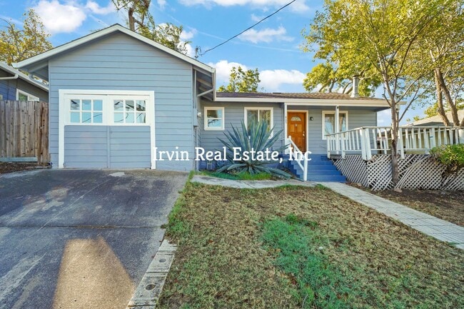 Building Photo - A charming 2-bedroom, 1-bathroom home with...