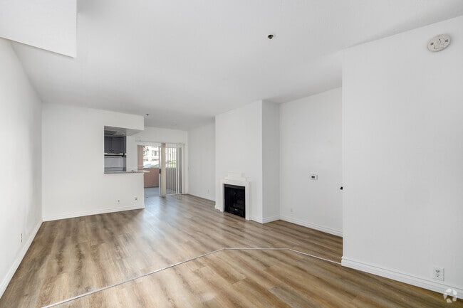 1BR, 1BA - 600SF - Living Room
