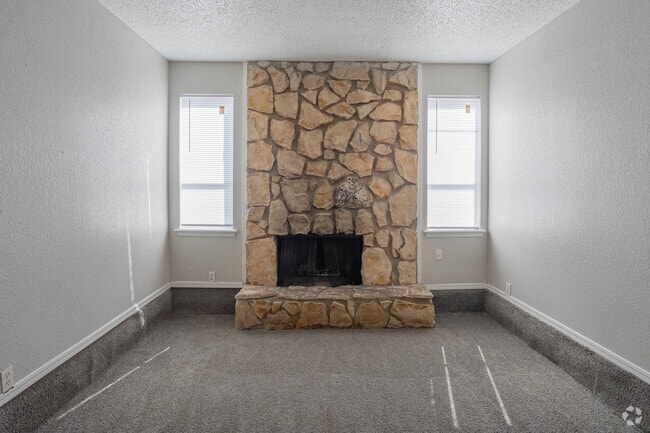 2BR, 1BA - 740SF