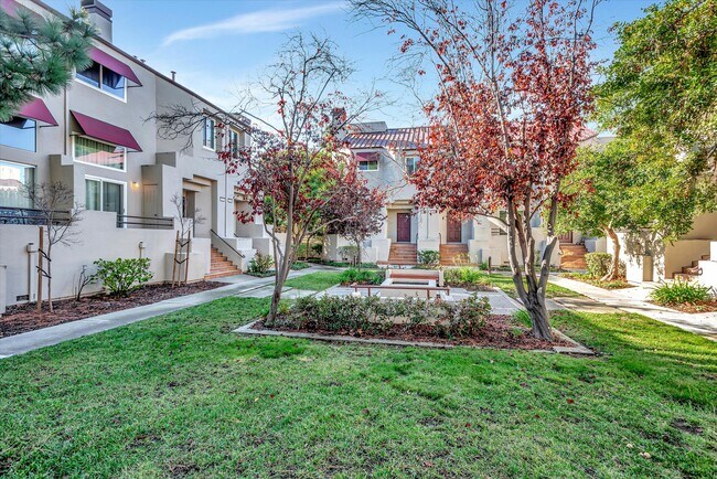 Photo - 102 E Court Ln