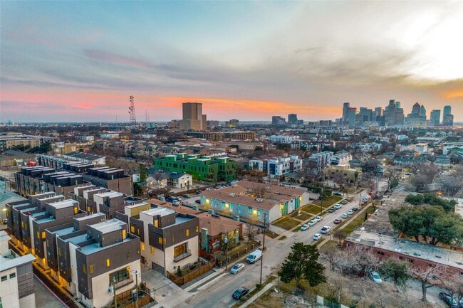 Building Photo - 3 Bed 3 Bath Townhome - Gated Community & Downtown Views! Lower Greenville area