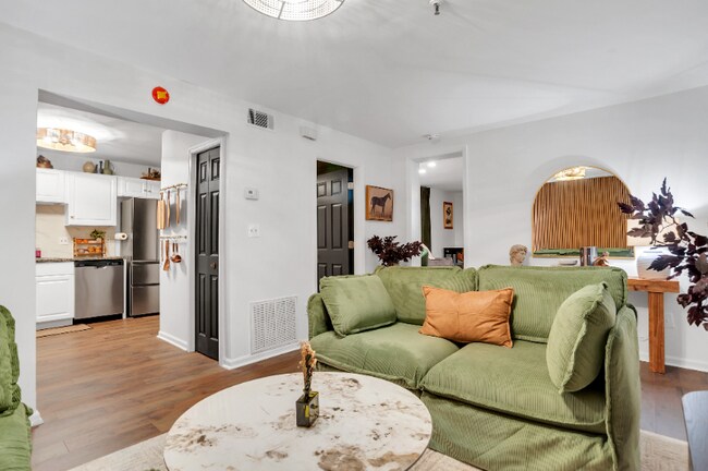 Photo - 121 W Hall St Unit APT B