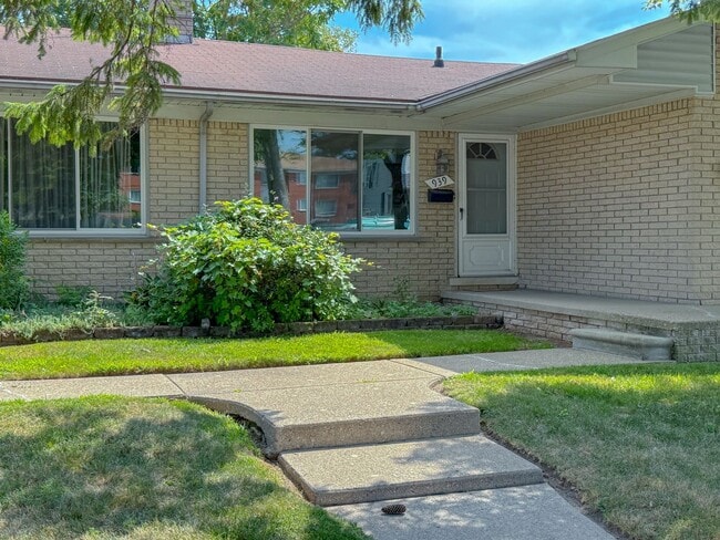 Building Photo - Fall in Love with Your Next Home! 1-Bedroo...
