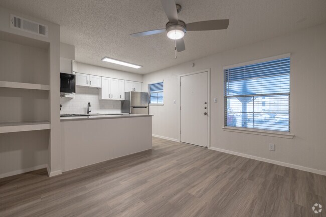 1BR, 1BA - 400SF