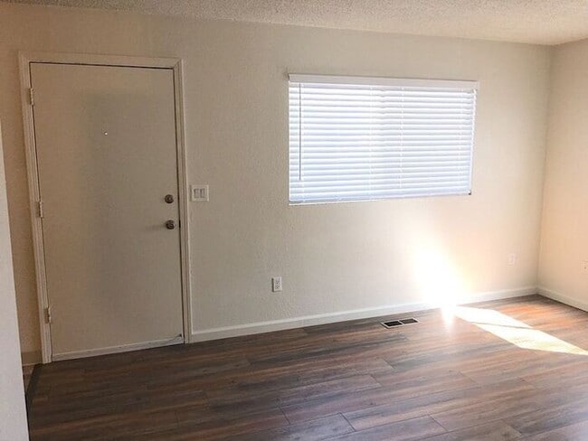Photo - Reno Duplex - Garage, Dishwasher, Washer/Dryer Hookups, Central A/C
