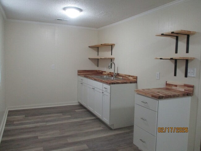 Photo - 56 Young Ave SW