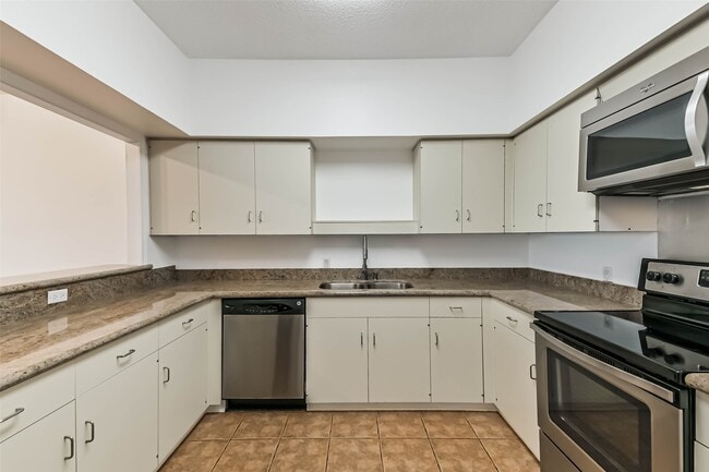 Photo - 14 Greenway Plz Unit 15N