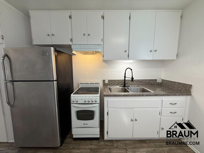 Photo - 15634 Leadwell St Unit 8