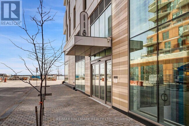 Photo - 118 Merchants' Wharf Unit 221