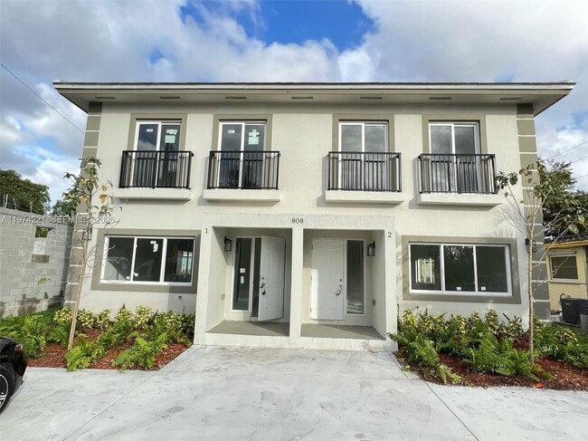 Building Photo - 808 NW 16th Ave