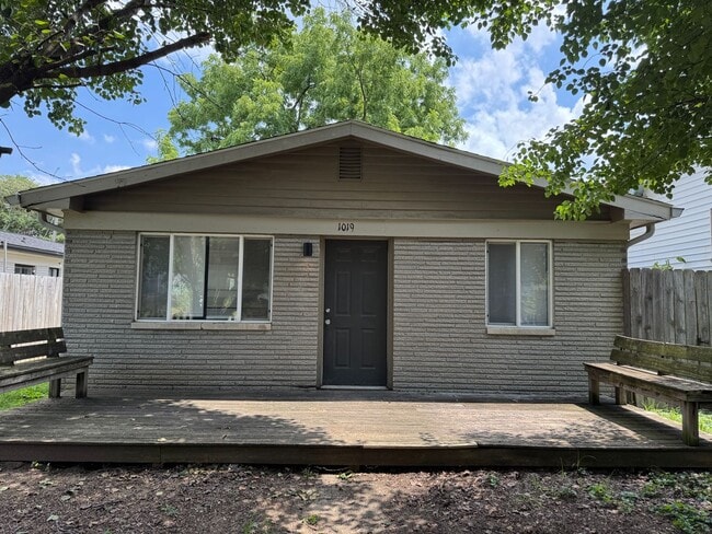 Building Photo - East Fountain Square 3 Bedrooms 1.5 Baths