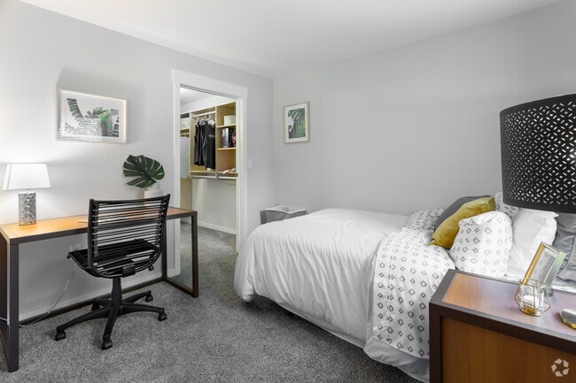 2BR,2BA,907SF
