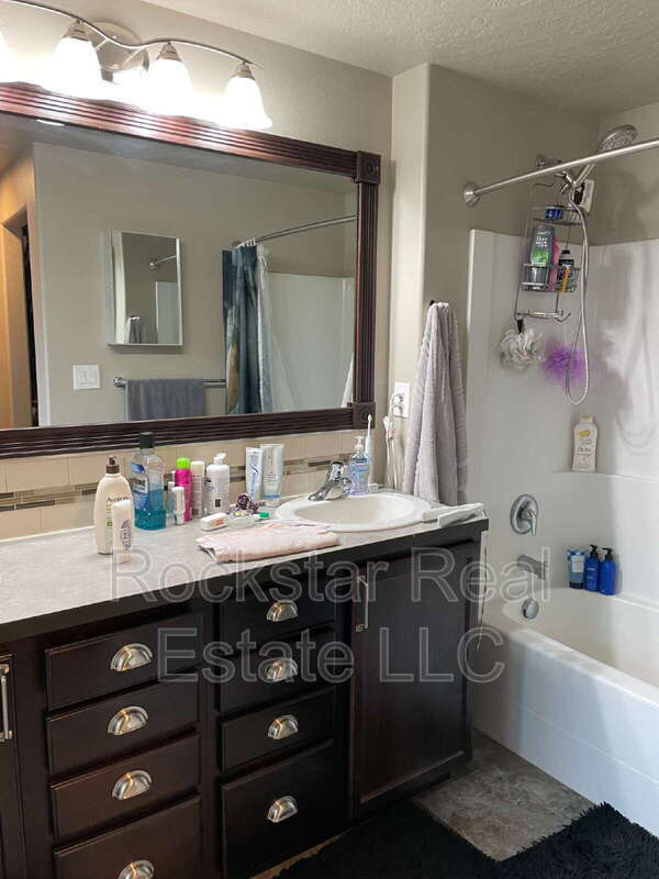 Photo - 1327 N Rogue River St