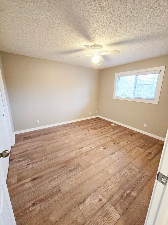 Master bedroom. - 416 Lenore Dr