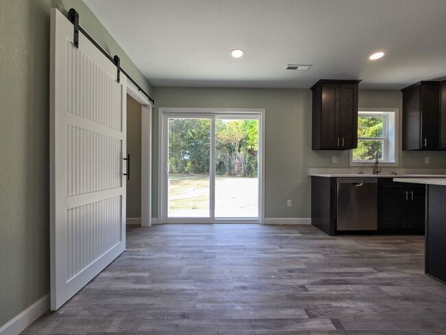 Photo - 106 Perth Dr