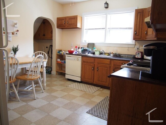 Photo - Don't miss out on this rare pricing 3 bed in Brighton.... April or May Move in!!