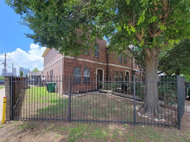 3 Bed Townhome in 77003 Near Minute Maid Park + First-Floor Living