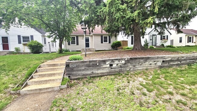 Building Photo - 2928 Zarthan Ave S Rental