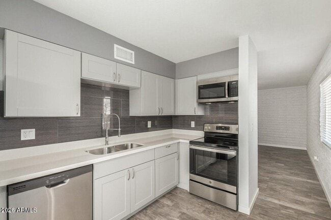 Building Photo - 1118 S McClintock Dr