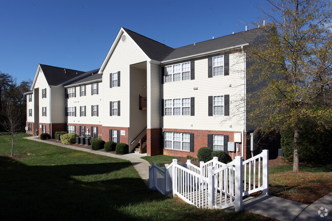 Beautiful Landscaping - Carlyle Place Apartments