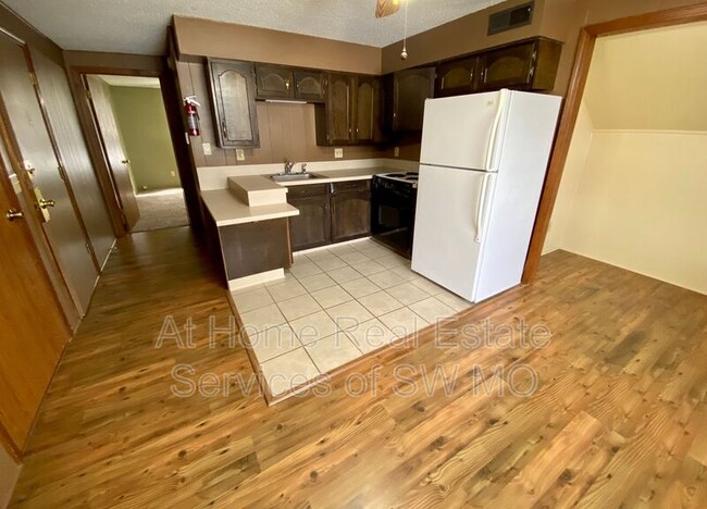 Photo - 808 E Walnut St Unit Apt #7