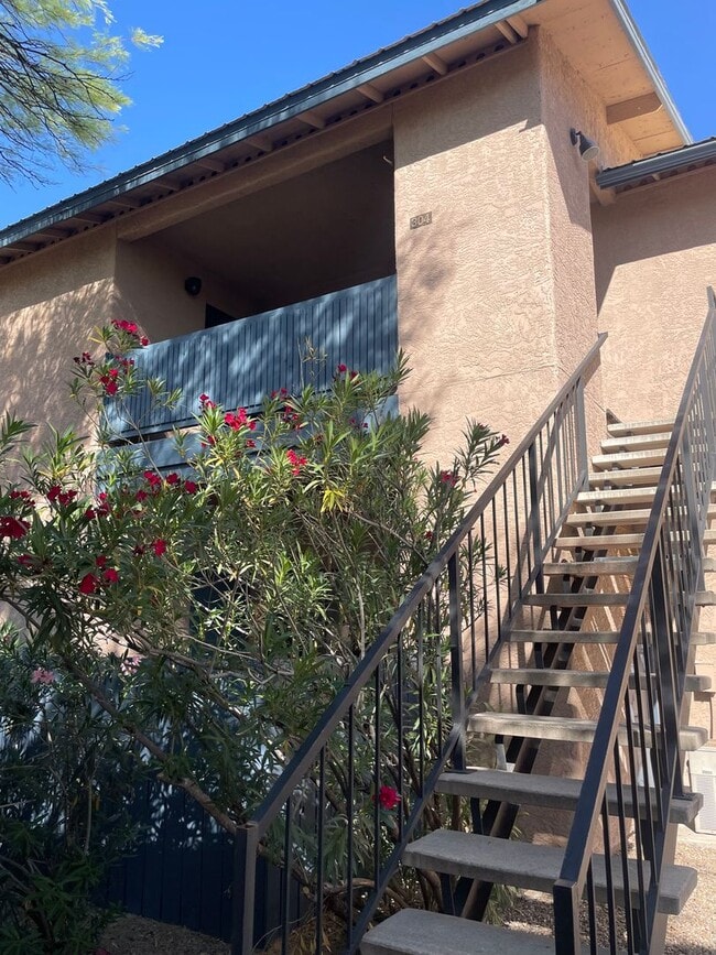 Building Photo - Large 1 Bedroom 1 Bath Condo! Unit 1