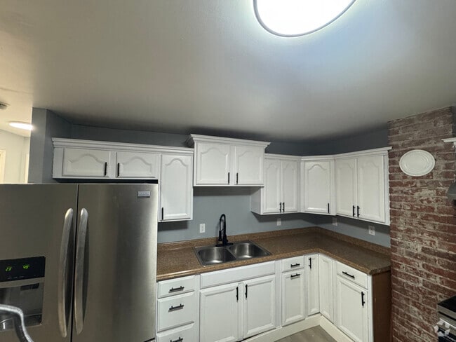 Building Photo - 628 E Locust St Rental