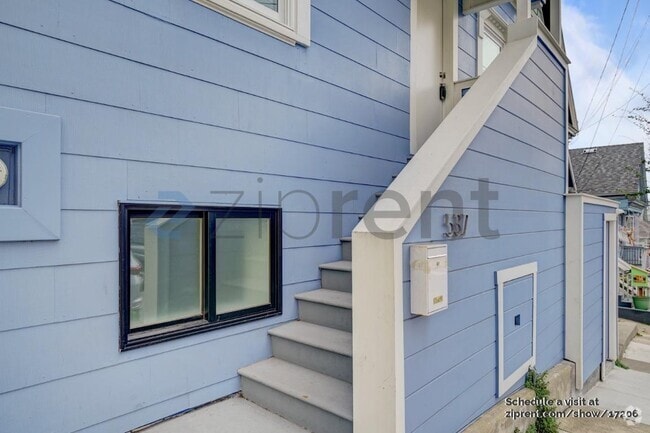 Building Photo - 537 Moultrie St Rental