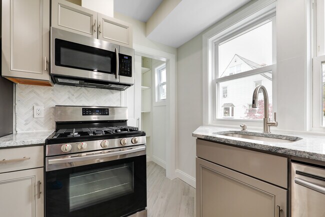 206 Oxford st Unit 2
