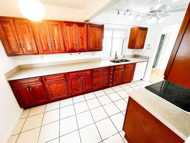 Photo - 905 SW 3rd Ave