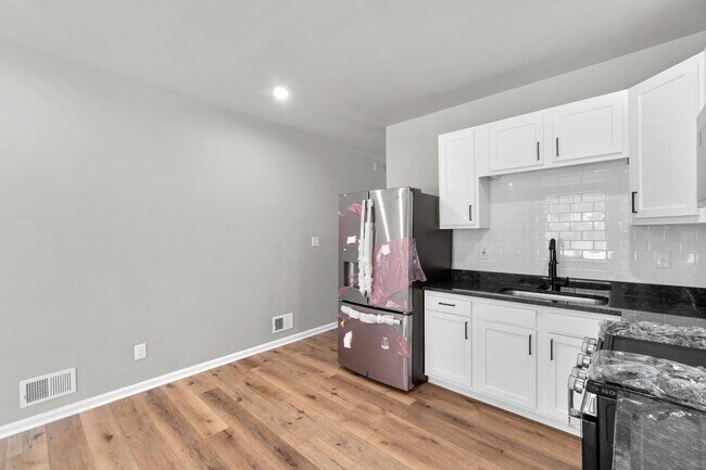 2505 E Fayette St