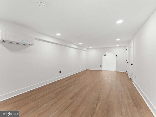 Photo - 4927 Catharine St