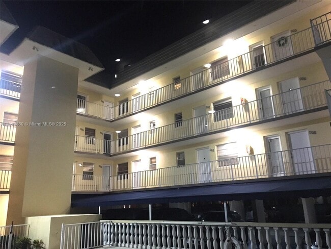 Photo - 427 Santander Ave Unidad 202 Rental