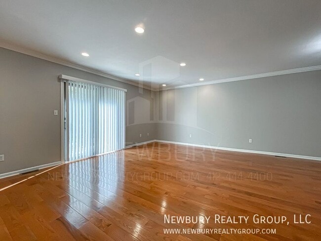 Photo - 135 Banksville Pl