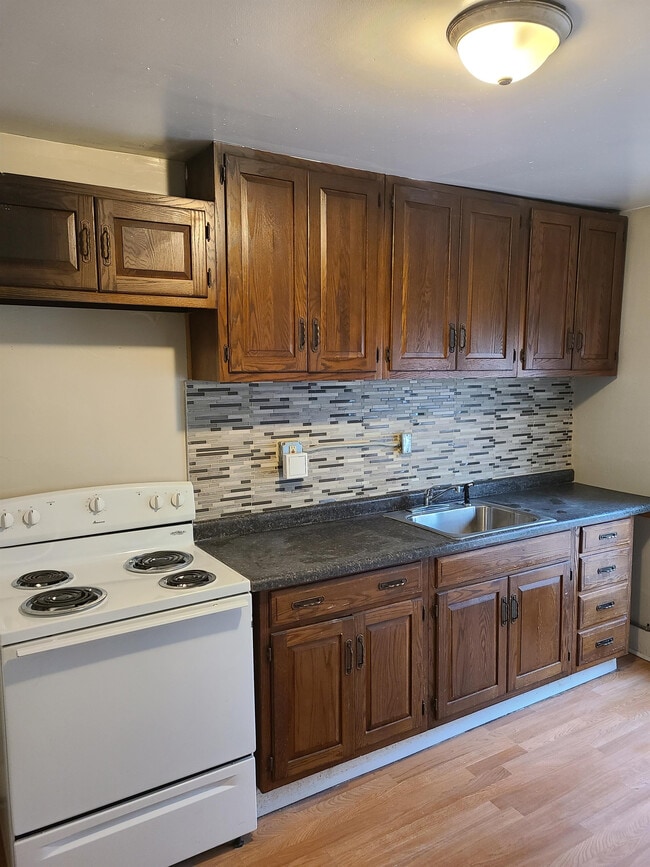 613 W 1st St Unit 613 1/2