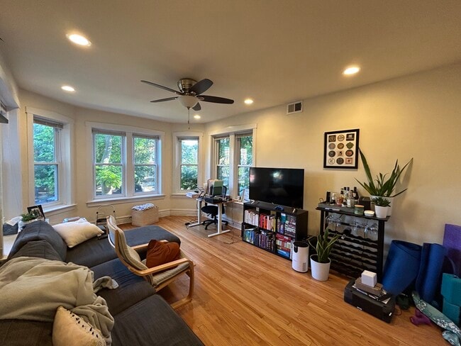 Building Photo - 2555 W Eastwood Ave Unit 1 Rental