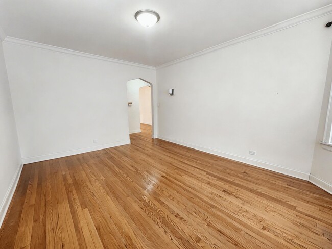 Photo - Spacious 2bed/1bath With Vintage Touches and Updated Kitchen Unit 2724-1W-P1