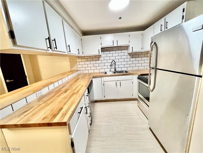 Photo - 1133 W 9th St Unit 109