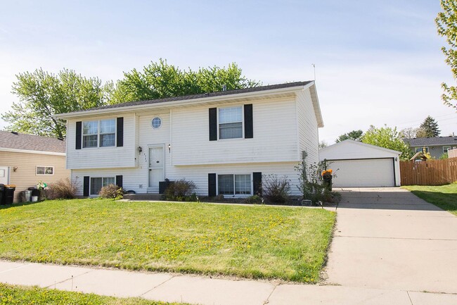 Building Photo - 4 bed 2 bed For Rent in Country Club Manor!