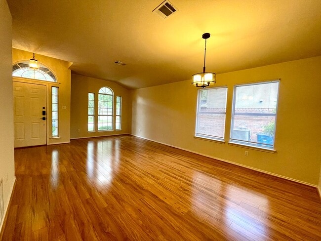 Photo - Well-Maintained 3 bedroom, 2 bathroom in Northwood